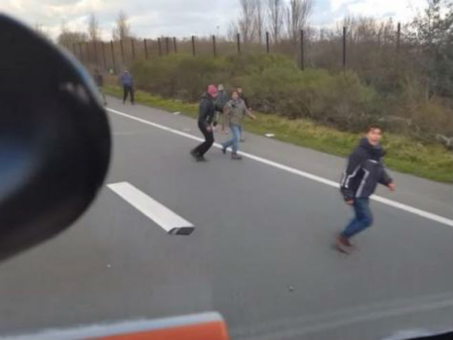 Мађарски возач покушао да прегази избјеглице (фото: ouTube / Á. Levente Jeddi) - 