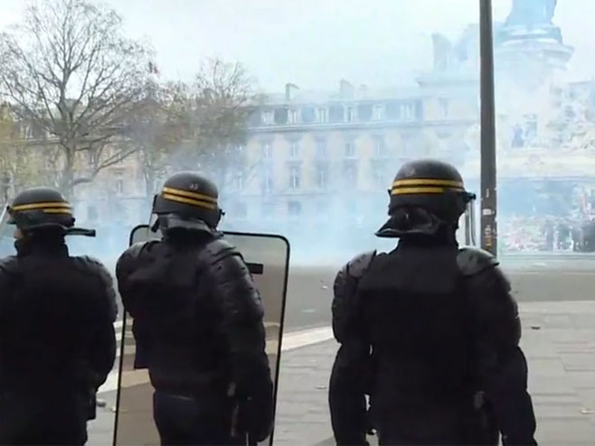 Париз: Полиција растјерује демонстранте (Фото: Ruptly) - 