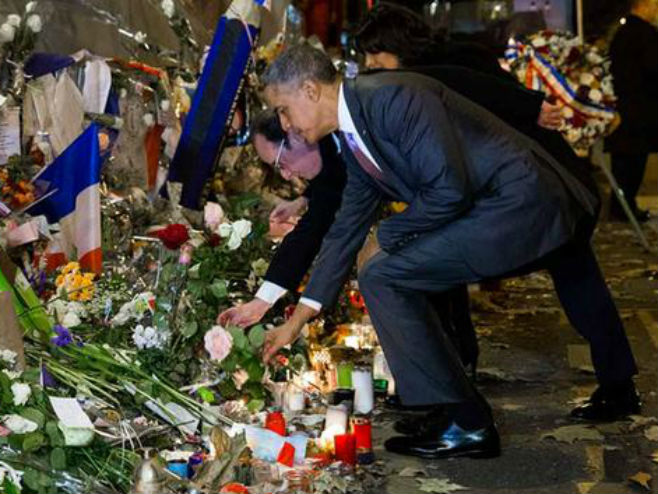 Обама и Оланд одали пошту убијеним у Паризу - Фото: AP
