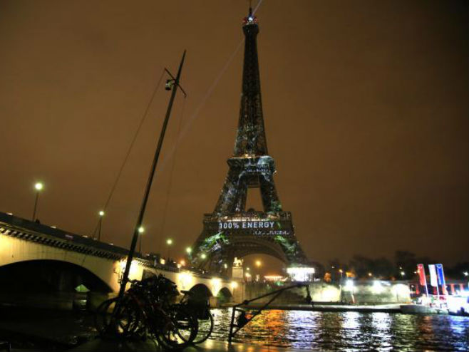 Ајфелова кула у зеленом поводом самита о клими - Фото: AP