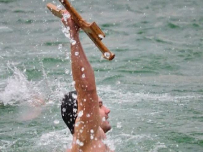Требиње - пливање за Часни крст - Фото: РТРС