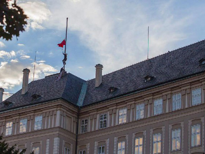 Изнад канцеларије чешког предсједника се вијориле црвене гаће (Фото: Facebook/Skupina Ztohoven) - 