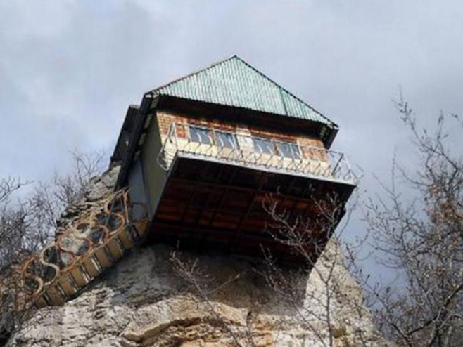 Neobična kuća na stijeni u kojoj živi starac Mika  (Foto:nezavisne.com) - 