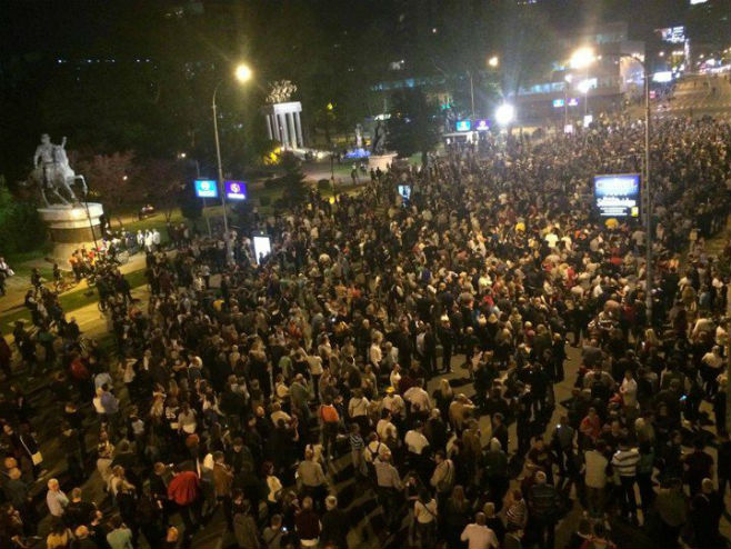 Протести у Скопљу (фото: Twitter) - 