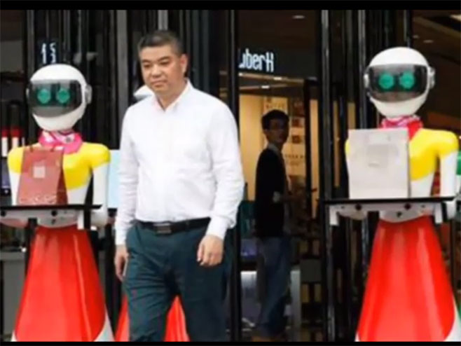 Кинески тајкун иде у шопинг са роботом - Фото: Screenshot/YouTube