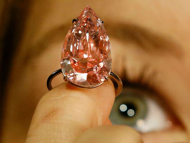 Представљен највећи рози дијамант вриједан 28 милиона долара - Фото: AP