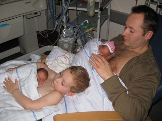 Тата и син "кенгур методом" помажу тек рођеним близанцима (Фото: Facebook) - 