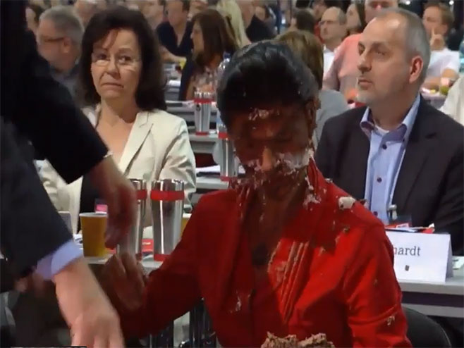 Лидерка њемачке Љевице добила торту у лице - Фото: Screenshot/YouTube