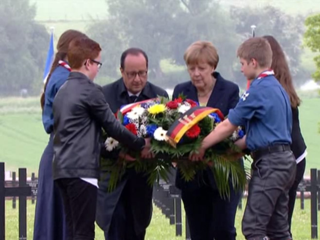 Франсоа Оланд и Ангела Меркел - Фото: Screenshot
