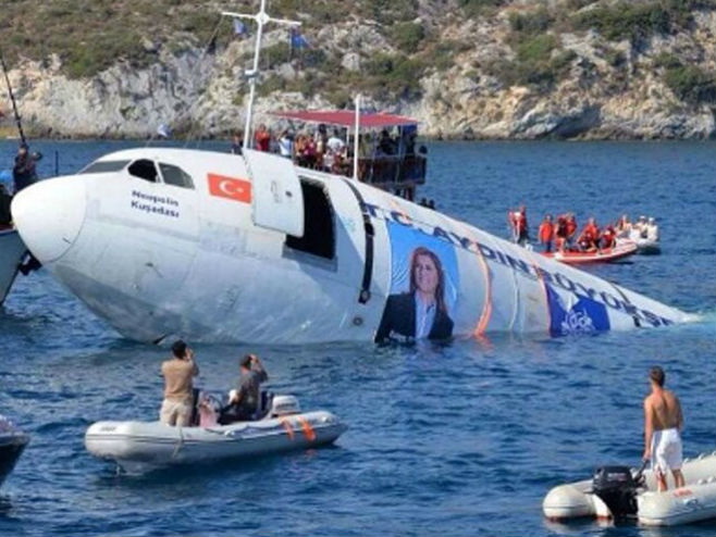 Турци потопили авион да би привукли рониоце (Фото: Instagram) - 