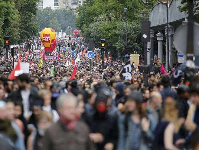 Протести у Паризу (фото: www.rs.sputniknews.com/) - 