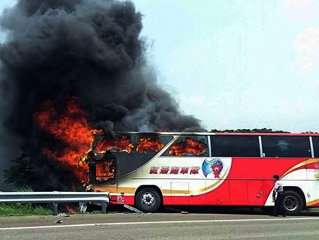 Кина: Аутобус ударио у ограду и запалио се - Фото: ТАНЈУГ