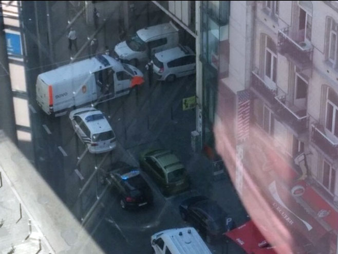 Брисел: Полиција опколила мушарца (Foto: Twitter) - 