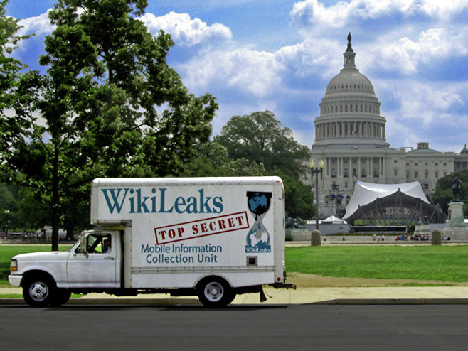 Комби са рекламом Викиликса испред Бијеле куће (Фото: Flickr/Wikileaks Mobile Informatio) - 