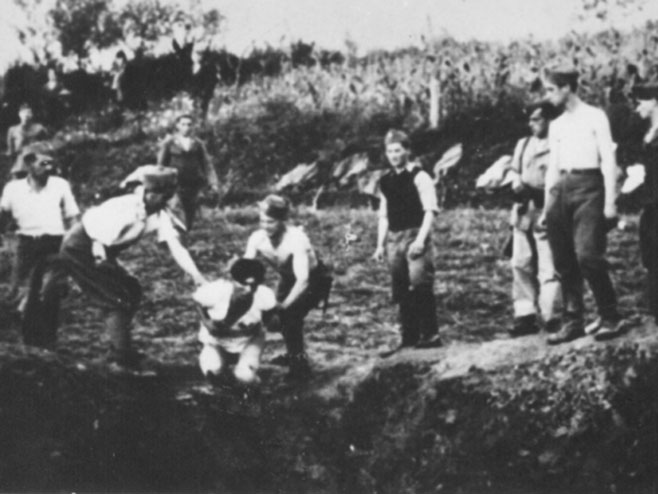 Оригиналан снимак- Усташе код Ливна бацају Србе у јаму  крајем јула или почетком августа 1941.(фото:wikipedia.org) - 