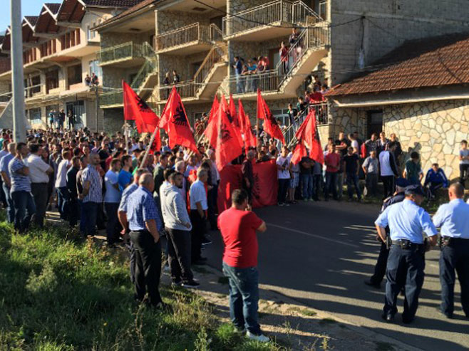 Мушутиште, Албанци блокирају долазак Срба (Фото: Андрија Игић) - 