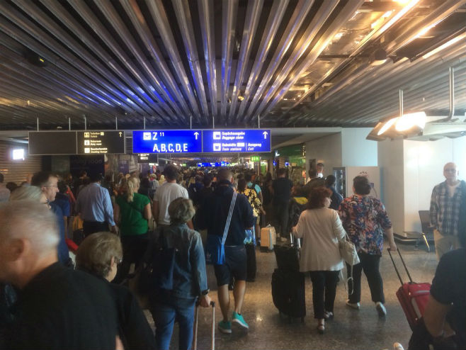 Евакуација аеродрома у Франкфурту (фото: Twitter @MinaMaged4real) - 