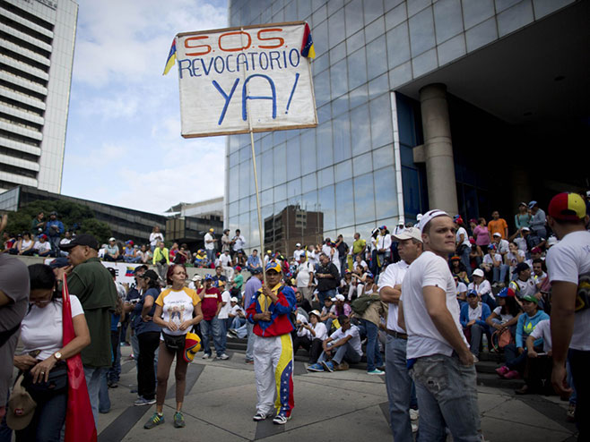 Венецуела протести (фото: (Ariana Cubillos/Associated Press) - 
