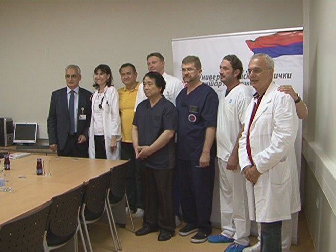 Јапански кардиолог са тимом УКЦ Српске - Фото: РТРС
