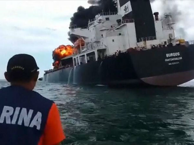 Пожар на броду у Мексику (фото: Secretario de Marina Handout / MILENIO TV) - 