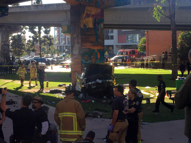 Сан Дијего: Камионетом пао са надвожњака, четири особе погинуле - Фото: Screenshot