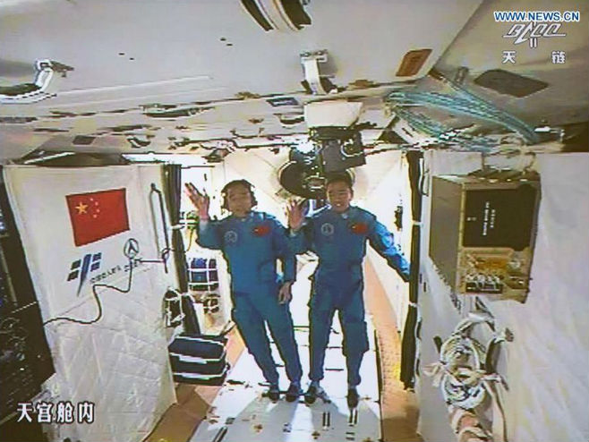 Кинески астронаути у свемирској лабораторији (Фото:Xinhua/Ju Zhenhua) - 