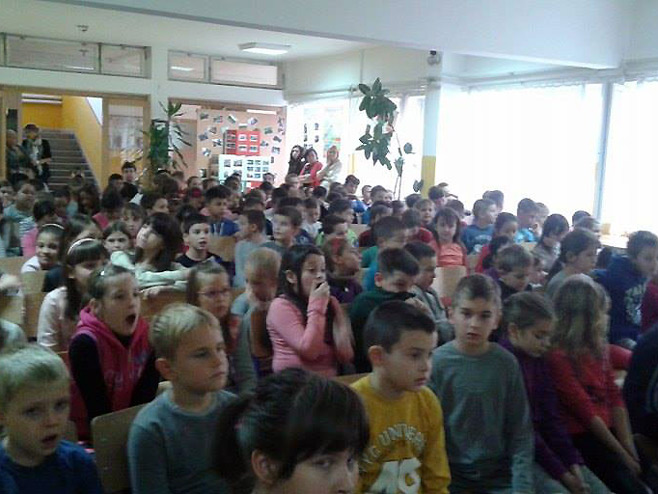 Нови Град: Раша Попов одржао књижевни час у школи "Свети Сава" - Фото: СРНА