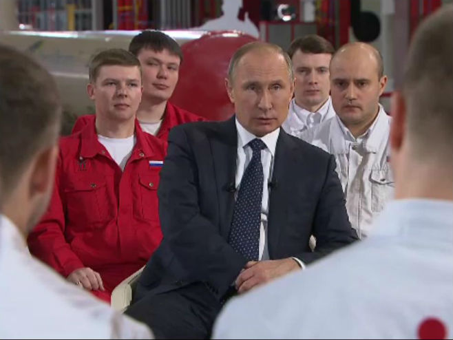 Владимир Путин са радницима предузећа "Етерно" - Фото: Screenshot