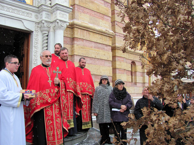 Бадњак испред Саборног храма Христа Спаситеља у Бањалуци - Фото: СРНА