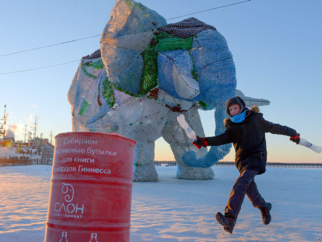 Склуптура слона од рециклираног материјала (фото: © Sputnik/ Vladimir Trefilov) - 