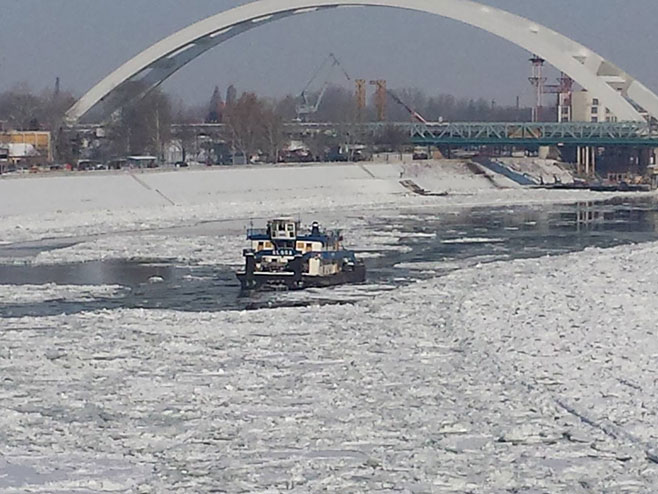 Нови Сад: Разбијање леда  на Дунаву - Фото: СРНА