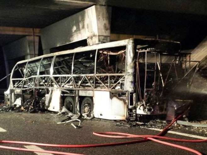 Изгорио аутобус у Италији (фото: VIGILI DEL FUOCO) - 