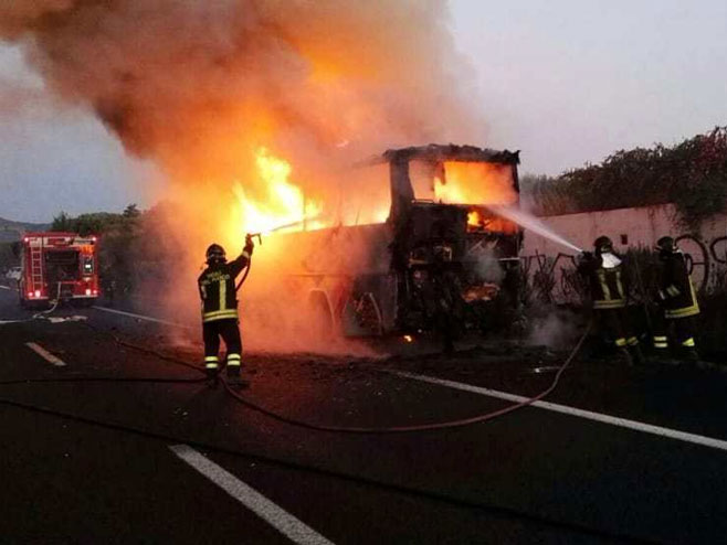 Изгорио аутобус у Италији (фото: PeninsulaQatar) - 
