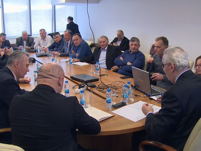 Министар Стево Мирјанић на састанку са пољопривредницима - Фото: РТРС