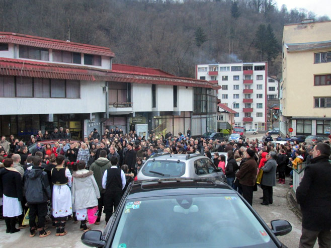 Због дојаве о бомби, Светосавска академија одржана на тргу у Сребреници (ФОТО)
