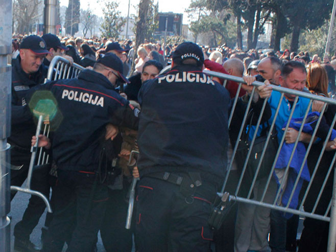Црногорке покушале ући у зграду владе, полиција их спријечила - Фото: nezavisne novine