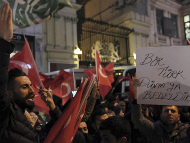 Протести испред конзулата Турске у Ротердаму - Фото: ТАНЈУГ