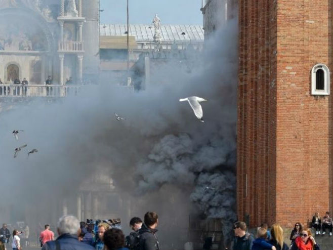 Димне бомбе изазвале панику у Венецији - Фото: AP