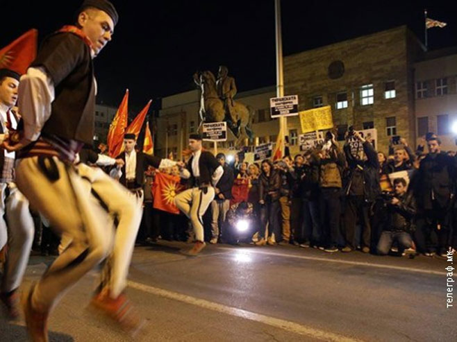 Протесте Грађанске иницијативе "За заједничку Македонију" предводила група момака и дјевојака у народним ношњама - 