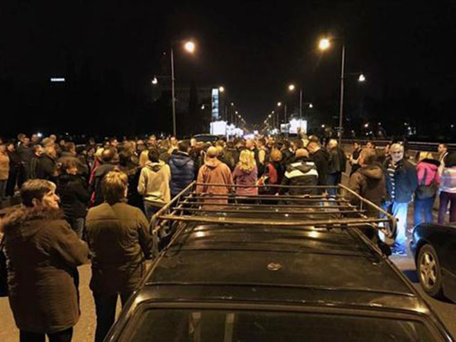 Подгорица: Грађани блокирали саобраћај на мосту - Фото: СРНА