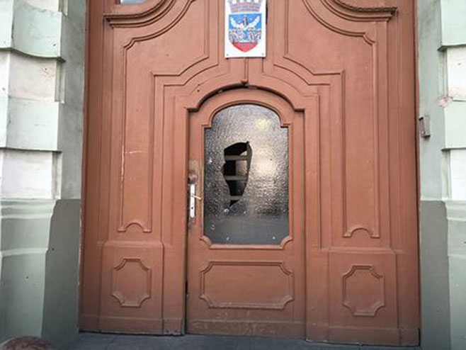 Разбијена улазна врата  Градске  куће у Зрењанину (фото:RAS Srbija) - 