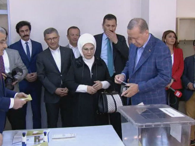 Ердоган на референдуму о уставним  промјенама - Фото: РТРС