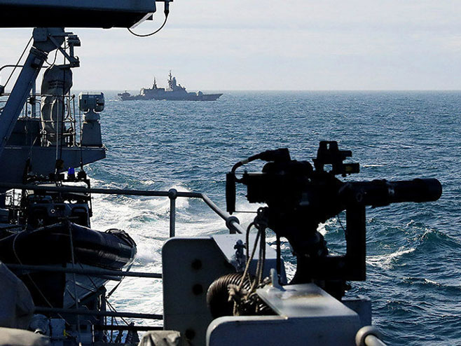Британска фрегата "Садерланд" прати руске бродове (Фото: gov.uk) - 