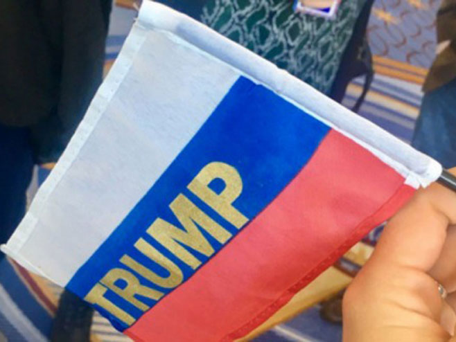Руске заставе на Трамповом митингу (Фото:nezavisne.com) - 