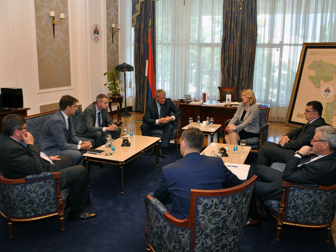 Премијерка Цвијановић са представницима Добровољног пензионог фонда РС - Фото: РТРС