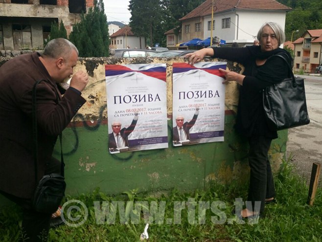 Источна алтернатива - лијепљење плаката у Сребреници - Фото: РТРС