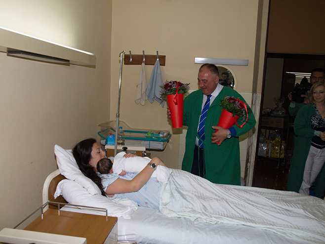 Градоначелник Приједора Миленко Ђаковић уручио поклон-пакете за пет беба које су рођене на Видовдан - Фото: СРНА