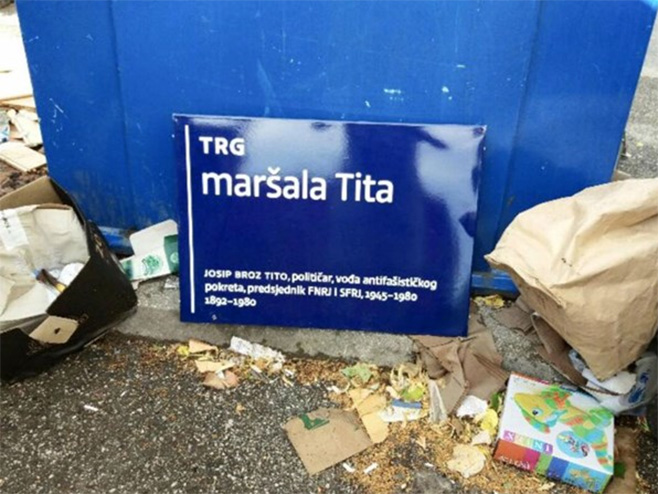 Десничари скинули плочу с Трга маршала Тита и бацили је у смеће (Фото: Index / Facebook) - 
