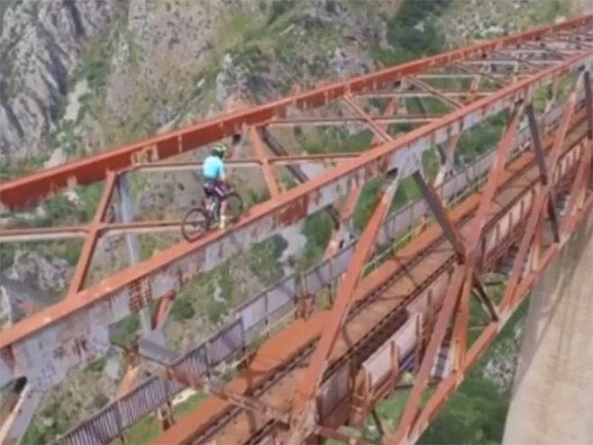 Бициклом преко конструкције над провалијом у Црној Гори - Фото: Screenshot/YouTube