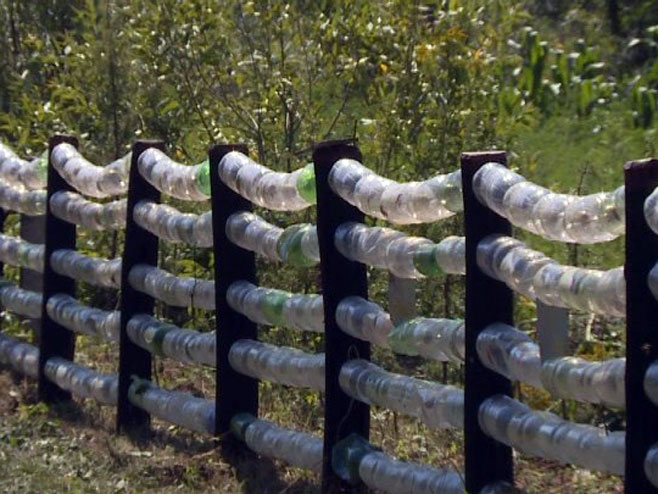 Ограда од пластичних флаша - Фото: РТРС